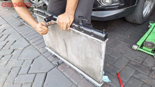 Irit Banyak, Segini Biaya Ganti Upper Tank Radiator Mobil yang Bocor
