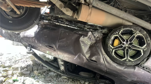 Xiaomi, Xiaomi SU7 Max, Xiaomi SU7 Max Bonyok Usai Tertimpa Truk, Pemilik Dibuat Terkesan Saat Buka Pintunya