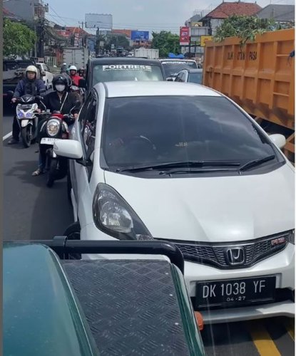 Land Rover | Rover | Land Rover Hijau Viral di Denpasar, Hobi Bikin Gelagapan Mobil dan Motor Buta Aturan