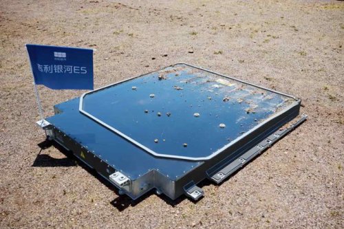 Geely, Gak Bahaya Tah, Baterai Geely EX5 Diuji Dengan Diinjak Tank Baja