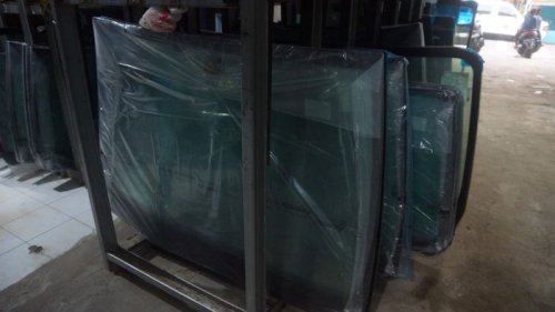 Langsung Ganti, Kaca Mobil Retak dan Baret Tidak Dianjurkan Diperbaiki