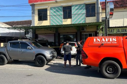Toyota, Toyota Fortuner, Tim INAFIS Polri Periksa Toyota Fortuner di Parkiran Ruko, Fokus di Kaca Pintu Tengah Kanan