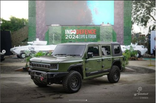 Presiden Prabowo Tanda Tangan di Atas Kap Mobil Listrik Taktis Baru Pindad, Ini Nama dan Speknya