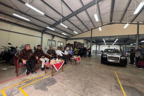 Rolls-Royce, Dibayar Sultan Sidoarjo Rp 2,5 Miliar, Gus Ipul Jajal Duduk di Dalam Rolls-Royce Ghost