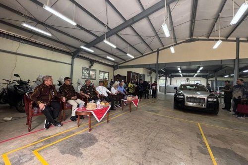 Dibayar Sultan Sidoarjo Rp 2,5 Miliar, Gus Ipul Jajal Duduk di Dalam Rolls-Royce Ghost