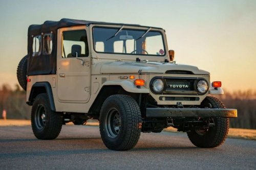 Toyota, Toyota Land Cruiser, Toyota Land Cruiser FJ40 Ini Tampil Klinyis, Jangan Kaget Waktu Buka Kap Mesinnya