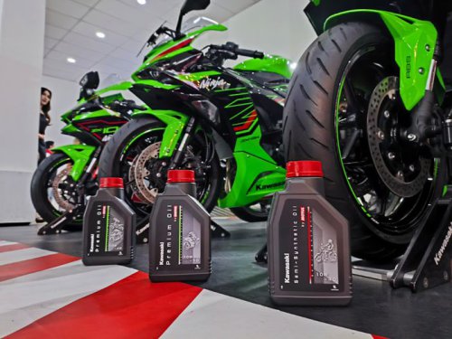 Kawasaki Ninja ZX-25 Tidak Harus Pakai Oli Full Sintetik, Oli Ini Sudah Cukup