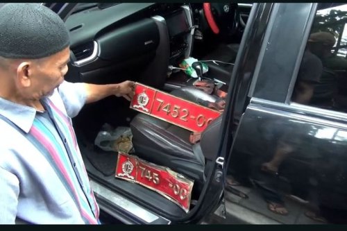 Toyota, Toyota Fortuner, Polisi Curiga, Pelat Dinas Lemhanas di Toyota Fortuner Laka Beruntun Utan Kayu Diduga Palsu
