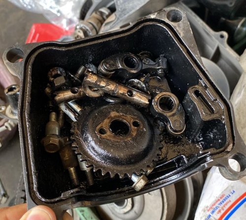 Serem Banget! Ternyata Begini Efeknya Pakai Oli Palsu Buat Mesin Motor