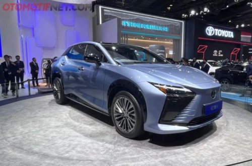 Lexus, Rumah Ahmad Sahroni Digeruduk Massa Demo DPR, Lexus RZ Jadi Samsak Luapan Emosi