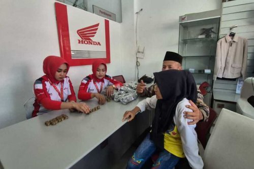 Honda, Dealer Motor Honda di Ponorogo Heboh, Kedatangan Bapak-bapak Pikul Empat Karung Uang Koin Minta Ditukar Ini