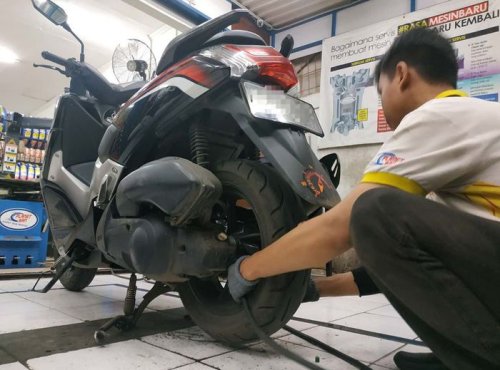 Begini Caranya Agar Pelek Motor Matic Tidak Peyang Saat Menghajar Lubang
