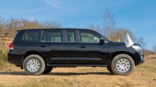 Toyota, Toyota Land Cruiser, Kelihatan Standar, Toyota Land Cruiser 200 Ini Ternyata Lebih Mewah dan Tahan Peluru