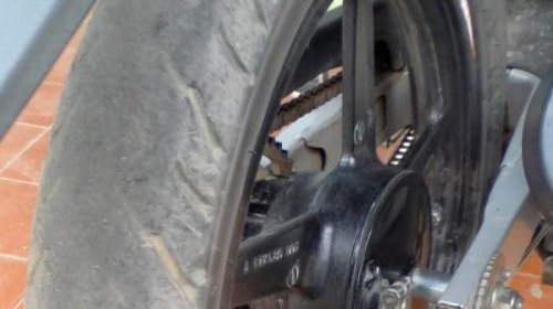 Gak Ada Yang Ngebentuk, Ini Penyebab Ban Motor Bisa Berubah Mengotak Sendiri