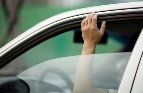 Ini Sebabnya Jangan Pernah Buka Kaca Saat Berkendara Naik Mobil