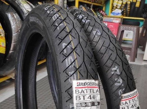 Ini Sebabnya Ban Motor Gak  Licin Walau Garis Tengahnya Nggak Ada