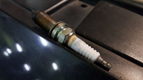 Panik Lihat Kepala Busi Mobil Hitam, Ternyata Ini Sumber Masalnya