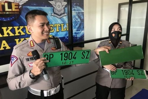 Bukan Palsu, Indonesia Memang Punya Pelat Nomor Hijau Untuk Keperluan Khusus Ini