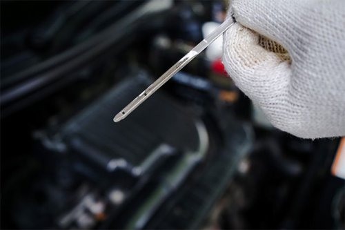 Ini Cara Yang Benar Pakai Dipstick Oli Mobil, Banyak Yang Masih Keliru