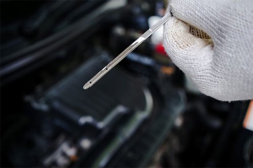 Ini Cara Yang Benar Pakai Dipstick Oli Mobil, Banyak Yang Masih Keliru