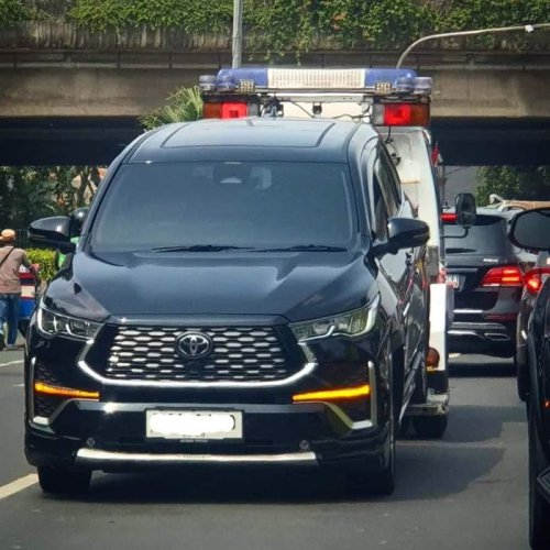 Tak Bisa Asal, Begini Cara yang Benar Derek Mobil Hybrid Atau Listrik