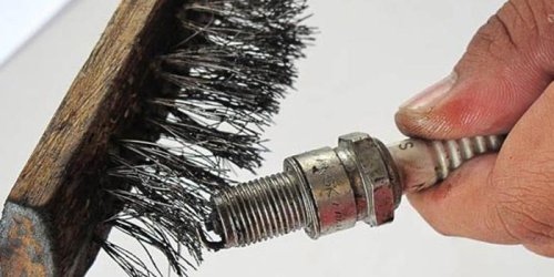 Risiko Bersihkan Busi Mobil Pakai Ampelas, Bisa Sebabkan Masalah Ini