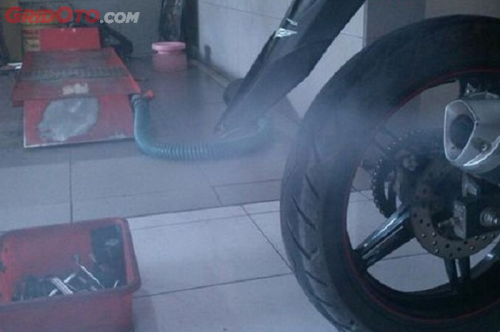 Ini Sebabnya Knalpot Motor Tetap Ngebul Asap Walau Rajin di Servis