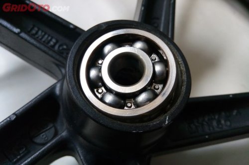 Enggak Perlu ke Bengkel, Segampang Ini Deteksi Bearing Roda Motor Aus