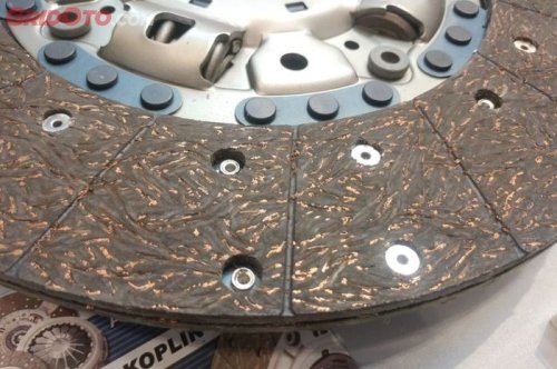 Bau Hangus Tanda Kalau Pelat Kopling Mobil Aus? Ternyata Ini Faktanya