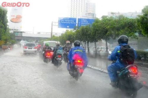 Wajib Antisipasi Jika Terobos Hujan Deras, dari Cara Ukur Visibilitas sampai Ranjau Air