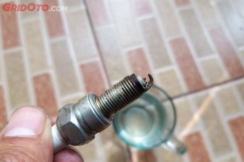 Risiko Bersihkan Busi Mobil Pakai Ampelas, Bisa Sebabkan Masalah Ini