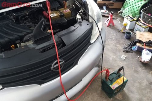 Bikin Mobil Mogok, Begini Cara Atasi Aki Soak Saat di Perjalanan!