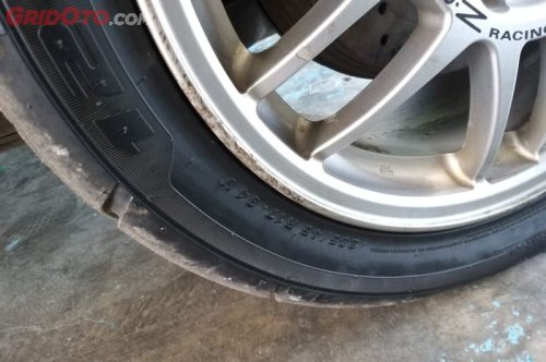 Ini Dia Sebabnya Kenapa Ban Mobil Jadi Kotak Karena Kelamaan Parkir