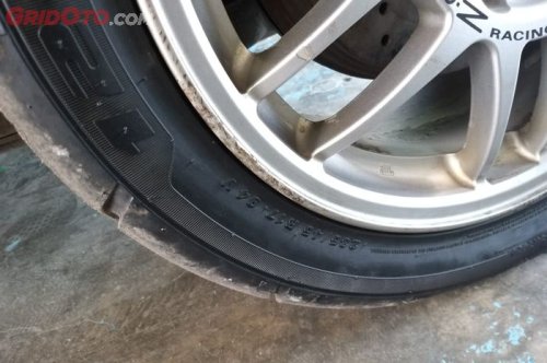 Ini Dia Sebabnya Kenapa Ban Mobil Jadi Kotak Karena Kelamaan Parkir