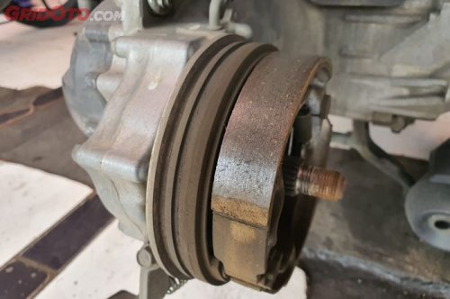 Cara Atasi Rem Motor Matic Berdecit Dengan Memakai Amplas, Simak