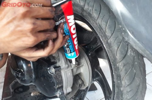 Ini Sebabnya Warna Oli Gardan Motor Matic Masih Bening Saat Diganti