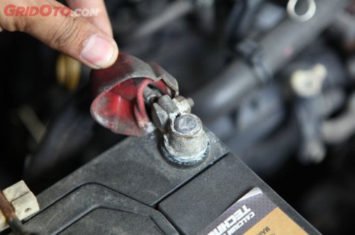 Perlu Tahu, Ini Asal dan Dampak Munculnya Serbuk Putih di Aki Mobil