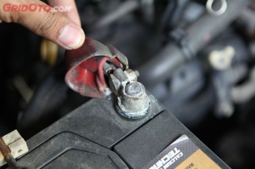 Perlu Tahu, Ini Asal dan Dampak Munculnya Serbuk Putih di Aki Mobil