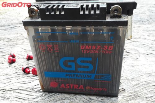 Ini Sebabnya Mengisi Air Aki di Motor Nggak Boleh Terlalu Penuh