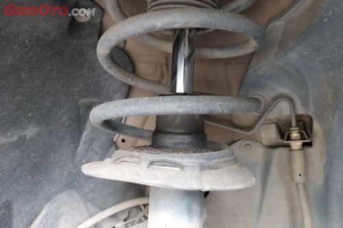 Cara Cek Kebocoran Sokbreker Mobil Tanpa Perlu Panggil Mekanik, Mudah Banget
