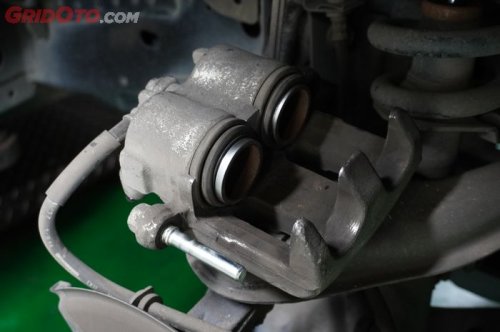 Harus Tahu, Ini Gejala Yang Muncul Sebelum Kaliper Rem Mobil Bocor