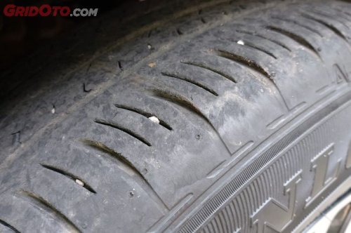 Sering Disepelekan, Ini Bahaya Membiarkan Kerikil Bersarang di Alur Ban Mobil