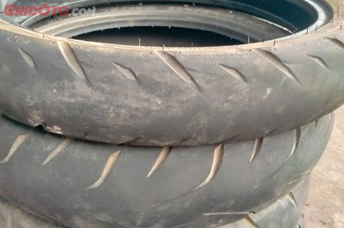 Inilah Beberapa Kebiasaan Sepele Penyebab Ban Motor Cepat Botak