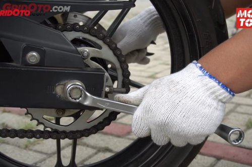 Ini Sebabnya Saat Melumasi Rantai Motor Jangan Pakai Cairan Bekas Ini