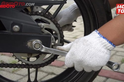 Ini Sebabnya Saat Melumasi Rantai Motor Jangan Pakai Cairan Bekas Ini
