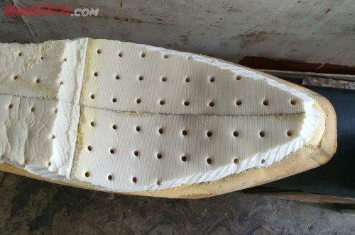 Baru Tahu, Pasang Busa Latex Asal Tempel Malah Bikin Jok Motor Keras