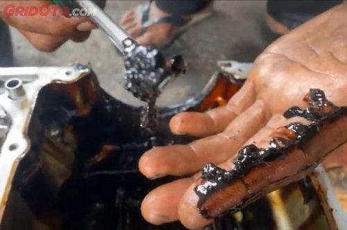 Ini Sebabnya Oli Mesin Motor Bisa Jadi Kerak kotoran atau Lumpur