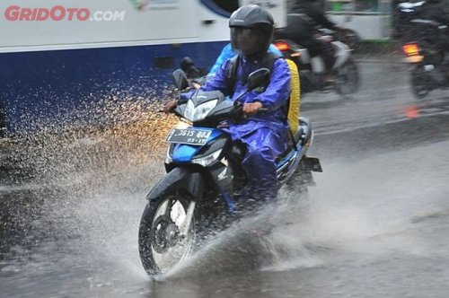 Hujan Mulai Turun, 5 Hal Ini Sering Tak Disadari Bahayakan Pengendara Motor