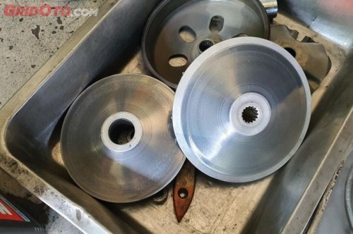 Gesekan Dengan V-Belt, Ini Gejala dan Efek Negatif Pulley Depan CVT Motor Matic Tipis