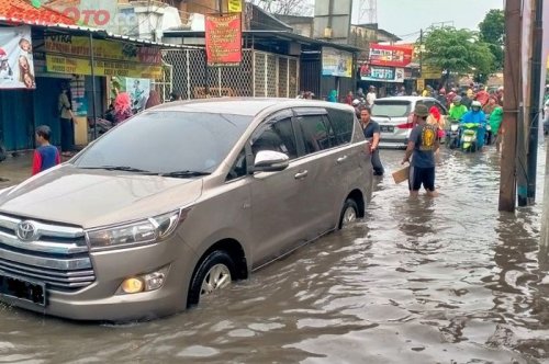 Segini Batas Paling Aman Terabas Banjir Naik Mobil, Yang Nekat Wajib Tahu